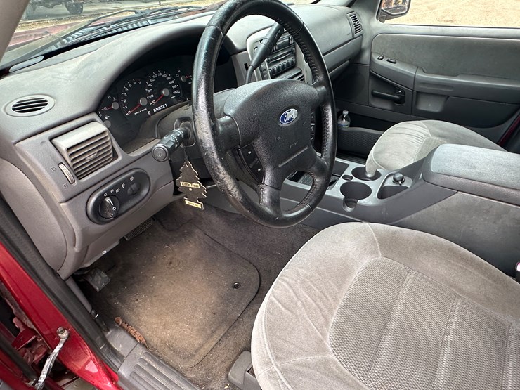 2005-ford-explorer-image-40