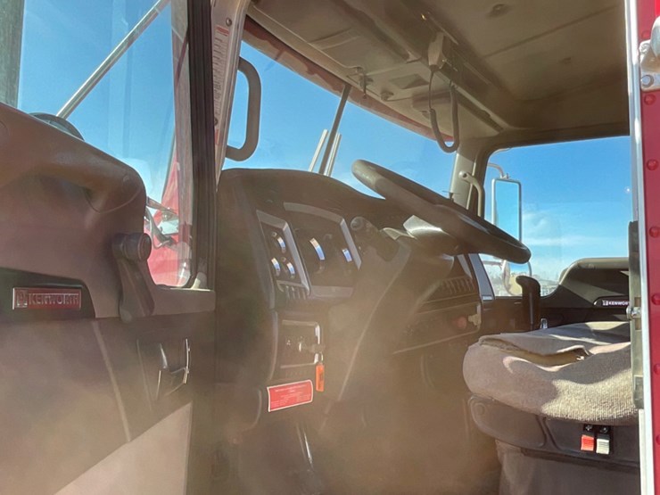 2011-kenworth-t800-image-11