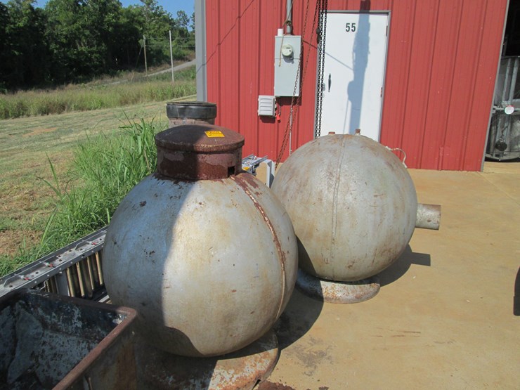 #86-•-#26820-•-lot-of-(2)-200lb-propane-tanks-image-2