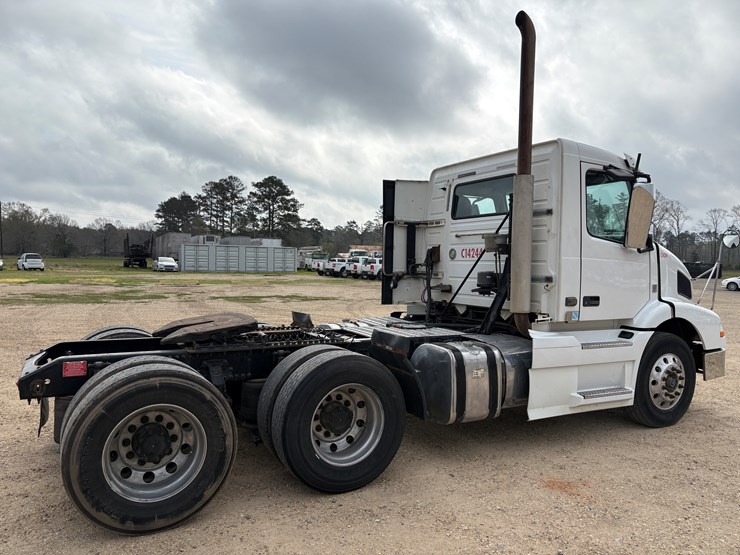#78680-•-2014-volvo-vnm-truck-tractor-image-5