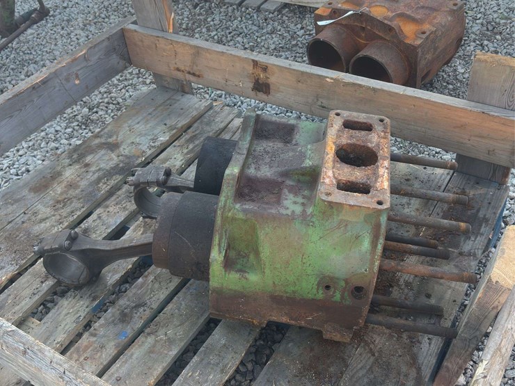 john-deere-model-g-block,-pistons,-and-rods-image-7