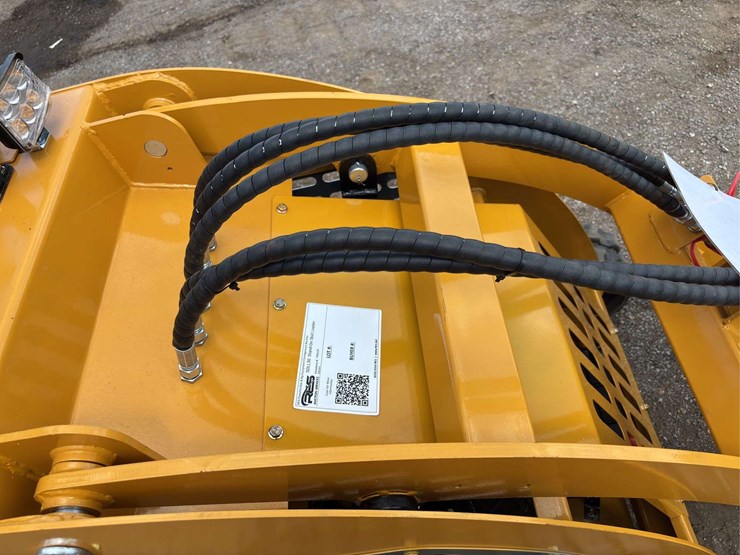 sdll30-stand-on-skid-loader-image-12