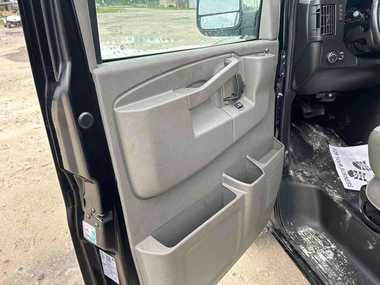 2023-chevrolet-express-2500-image-13