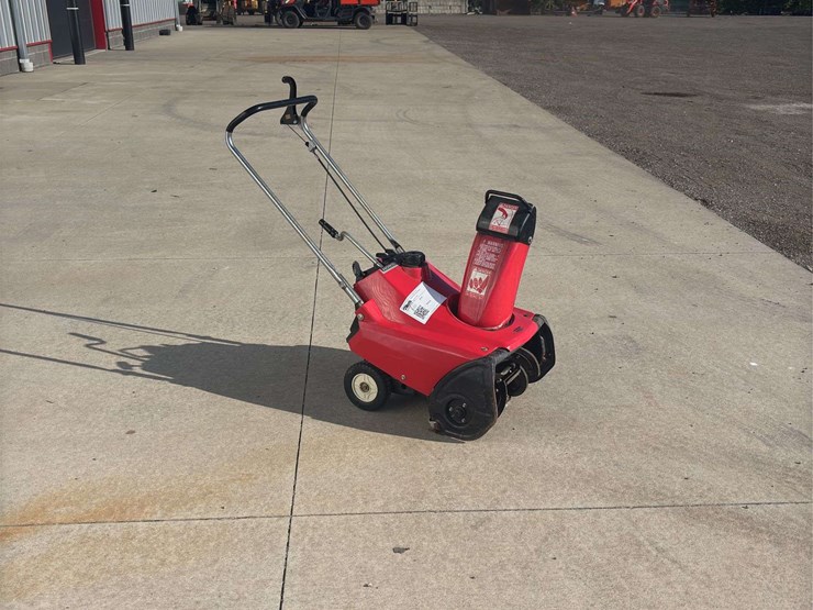honda-hs35-snow-blower-image-2