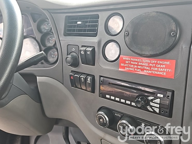 2015-peterbilt-579-image-34