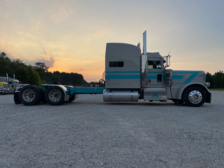 2022-peterbilt-389-image-4