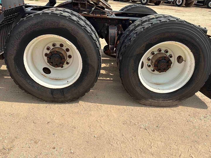 2016-(inoperable)-freightliner-sd122-image-11
