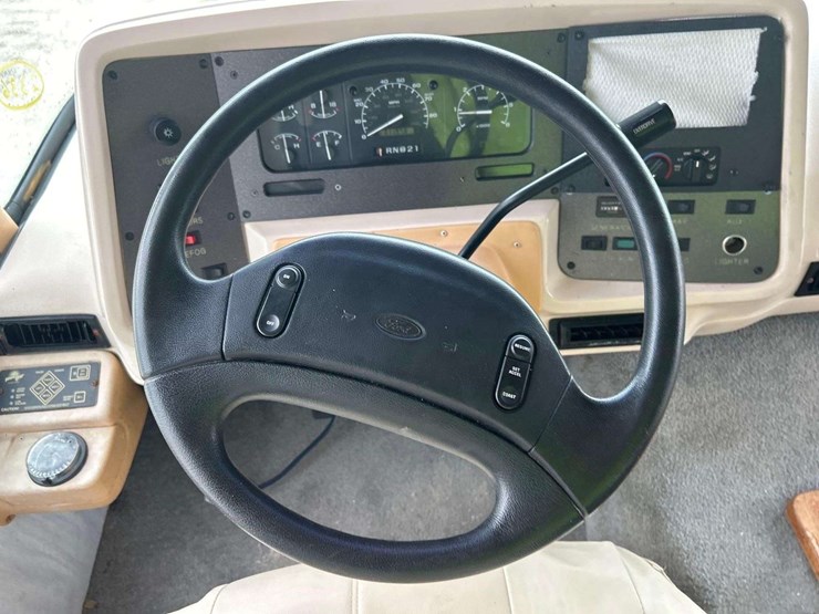 1997-national-rv-tropi-cal-motorhome-image-26
