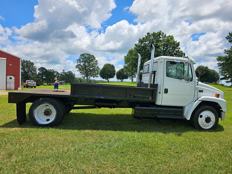2000-freightliner-fl60-image-25