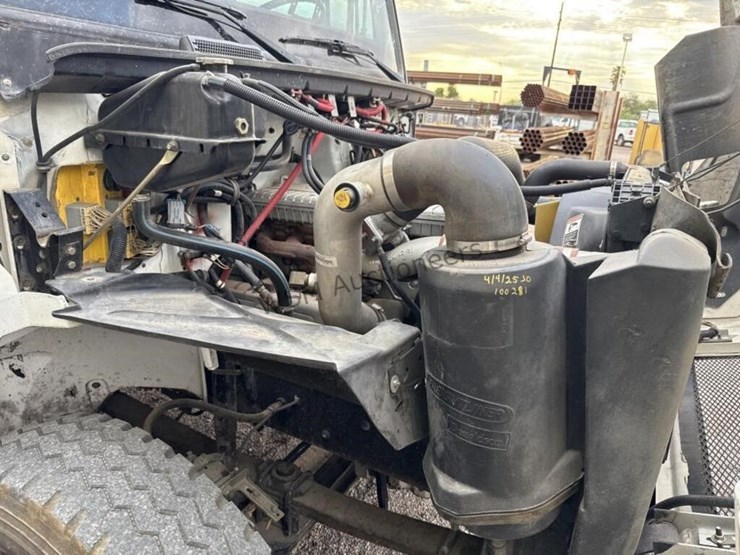 2003-freightliner-fl70-image-17