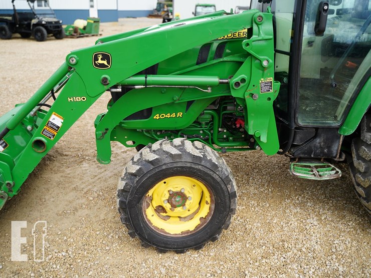 john-deere-4044r-image-11