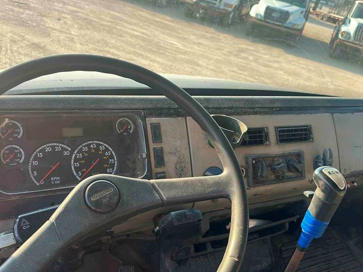 2002-freightliner-fl60-image-11