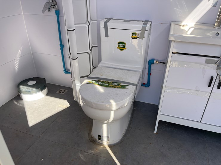 #50541-•-portable-restroom-image-13
