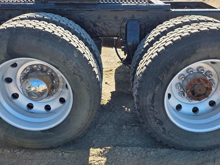 2009-peterbilt-389-image-22