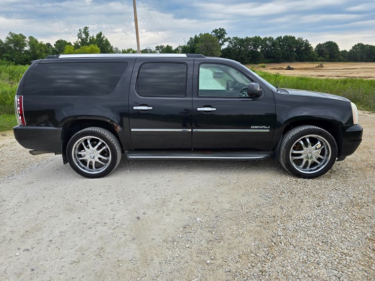 2011-gmc-yukon-xl-image-30