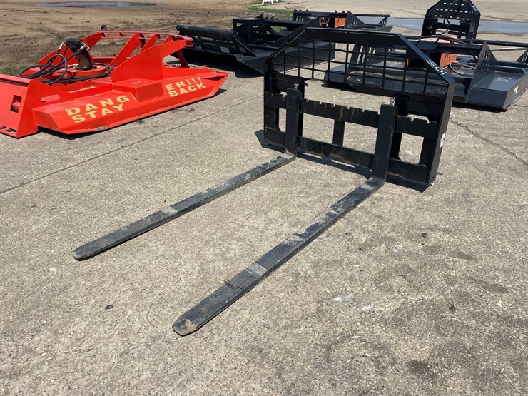 giyi-skidloader-pallet-forks-image-2