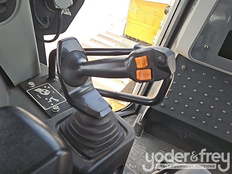 2022-deere-850l-lgp-image-34