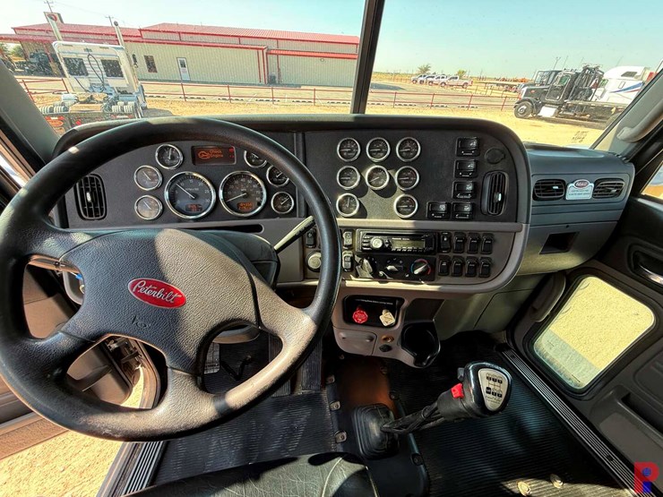 2013-peterbilt-388-image-9