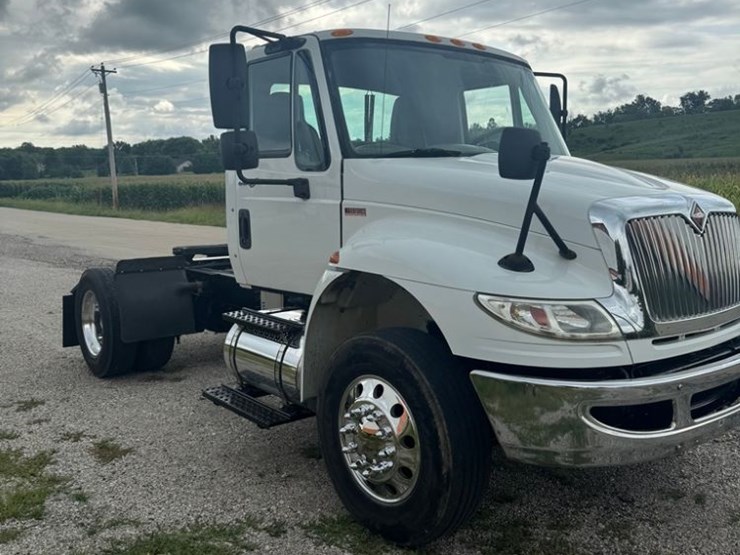 2013-international-durastar-4400-image-2