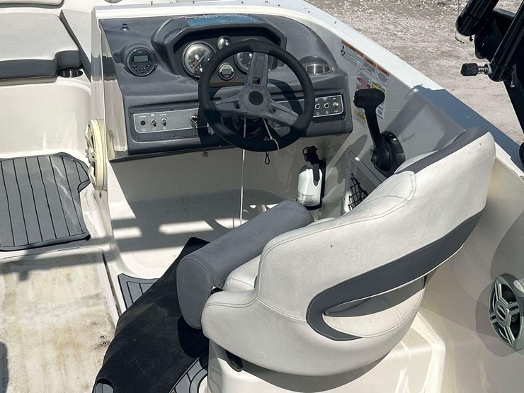 2017-bayliner-vr5-21ft-bowrider-boat-with-29ft-t/a-boat-trailer-image-12