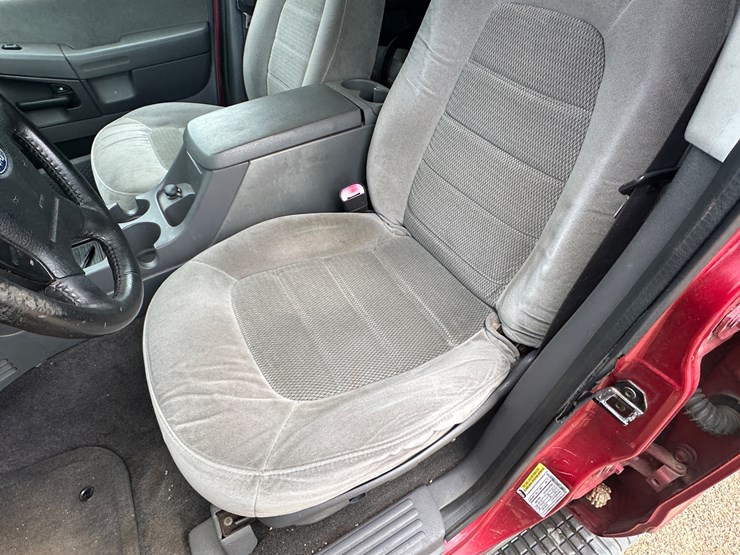 2005-ford-explorer-image-42