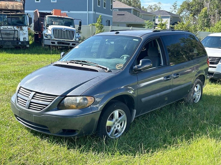 2005-dodge-caravan-image-1