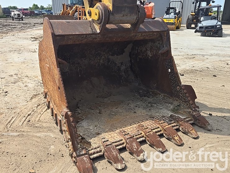 2021-caterpillar-349-image-9