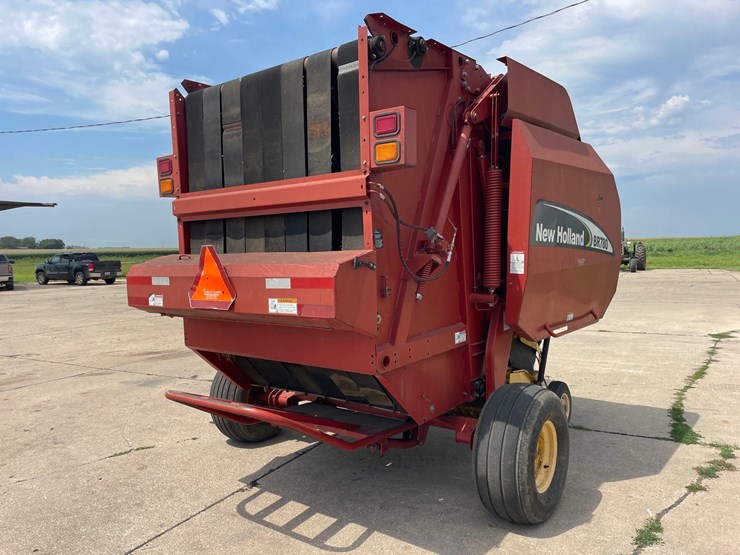 new-holland-br780-image-3