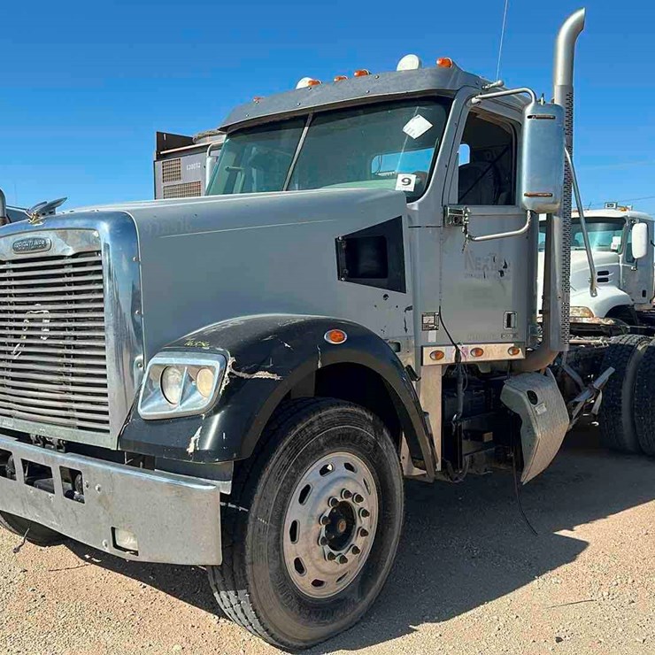 2013 FREIGHTLINER CORNADO (INOPERABLE)