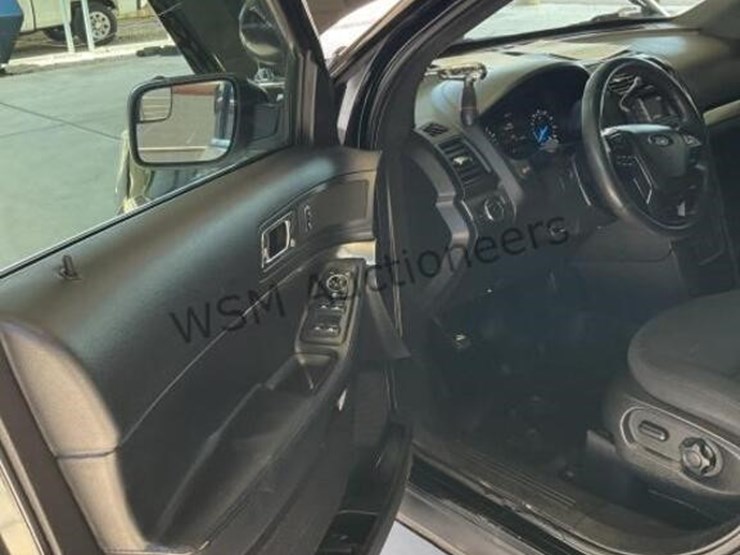 2016-ford-explorer-image-23
