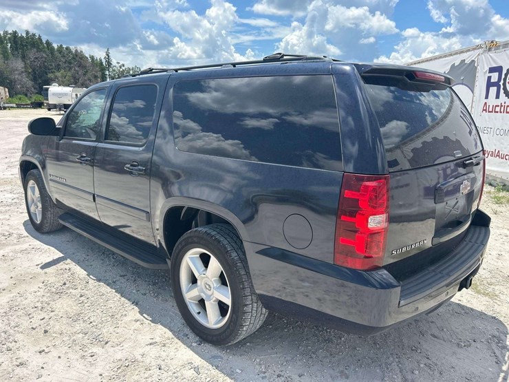 2008-chevrolet-suburban-image-4
