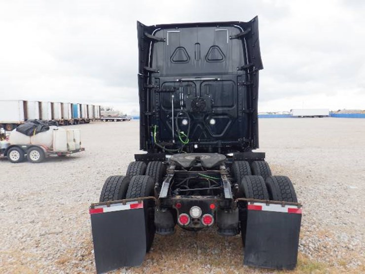 2020-freightliner-cascadia-126-image-9