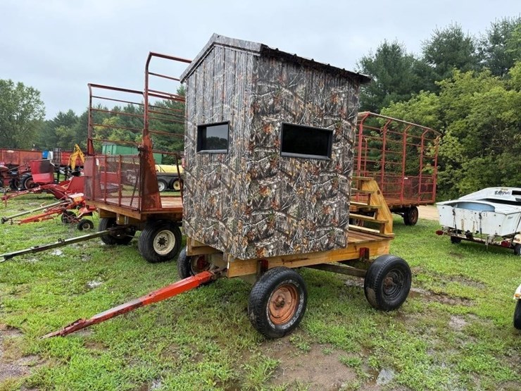 5'x5'-tin-deer-stand-on-wagon-image-1