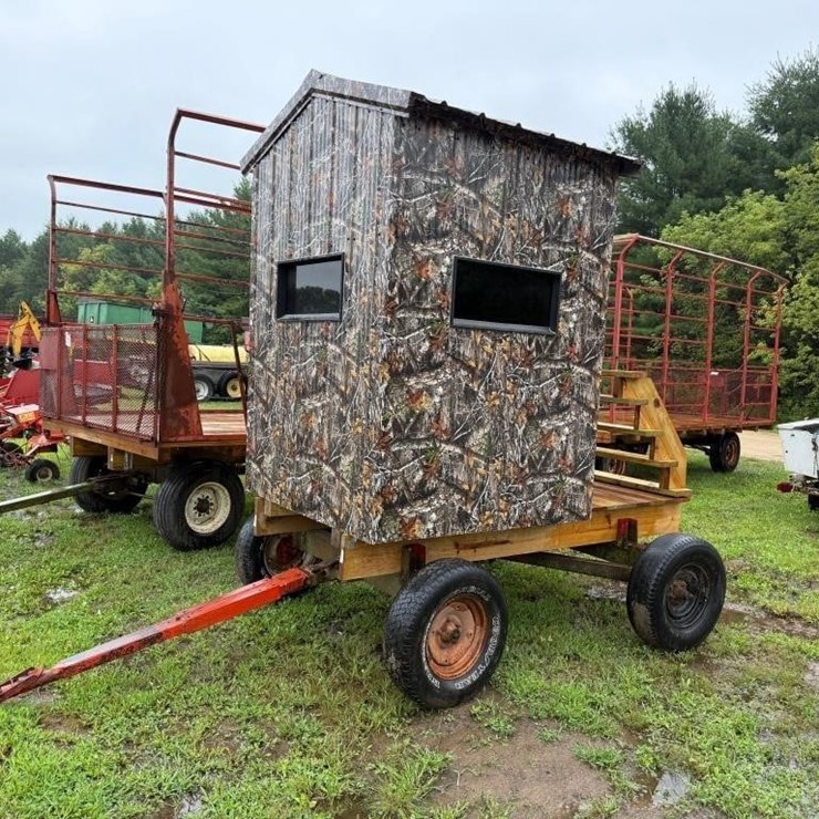 5'x5' Tin Deer stand on wagon