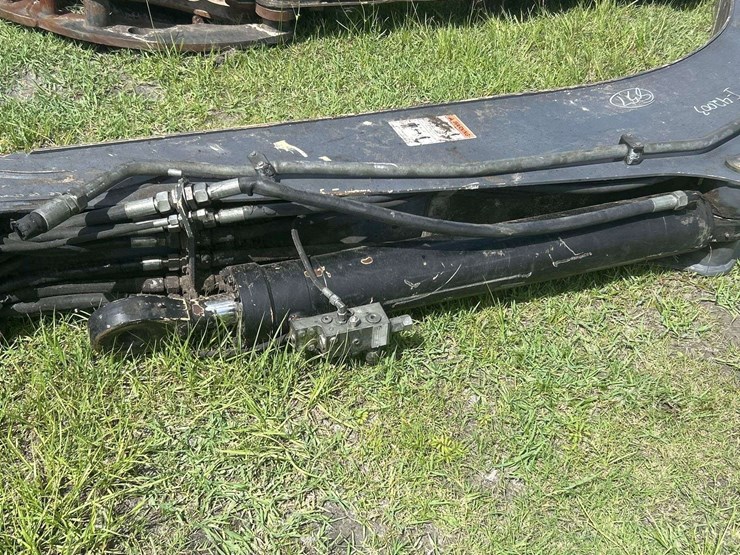 terex-loader-arm-with-bucket-image-5