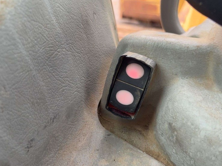 2013-caterpillar-d6t-xw-image-54