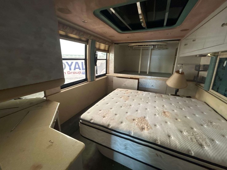 1994-prevost-liberty-coach-motorhome-image-35