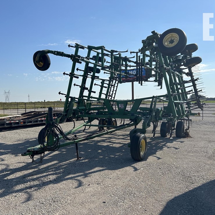 2004 JOHN DEERE 2210