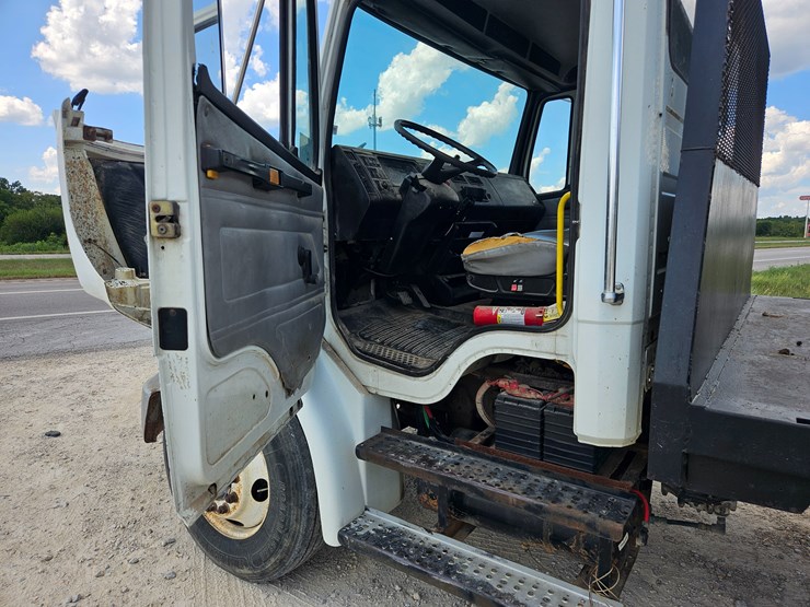 2002-freightliner-fl70-image-44