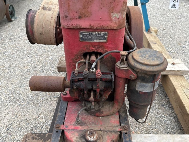 1365---ih-1.5-2.5-hp-hit-&-miss-engine-and-a-mill-image-5