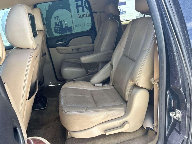 2008-chevrolet-suburban-image-16