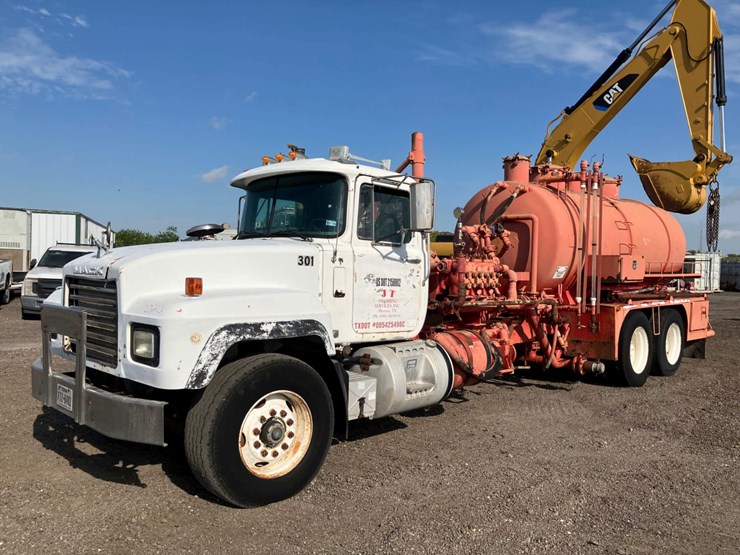 2001-mack-rd688s-image-1