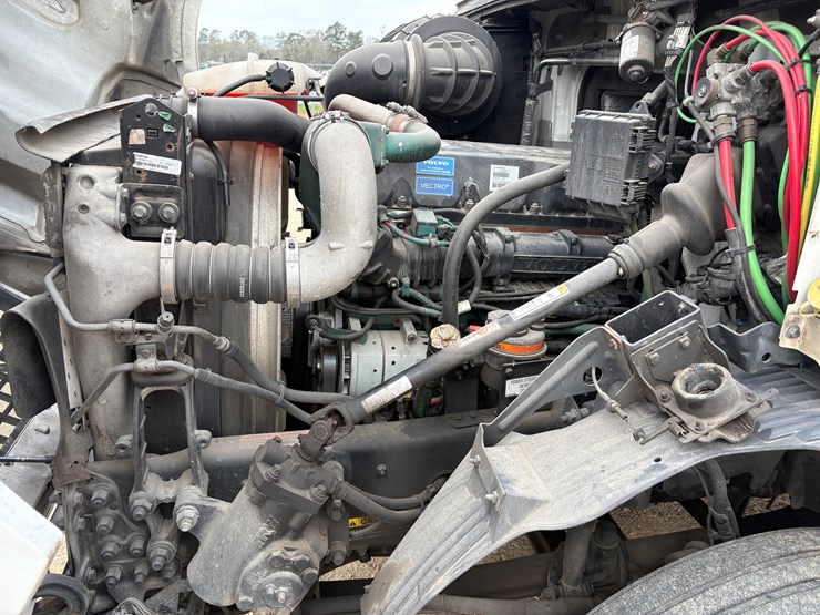#78680-•-2014-volvo-vnm-truck-tractor-image-41