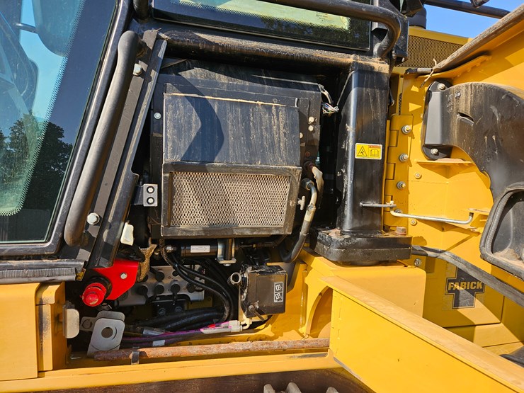 2014-caterpillar-953d-image-33