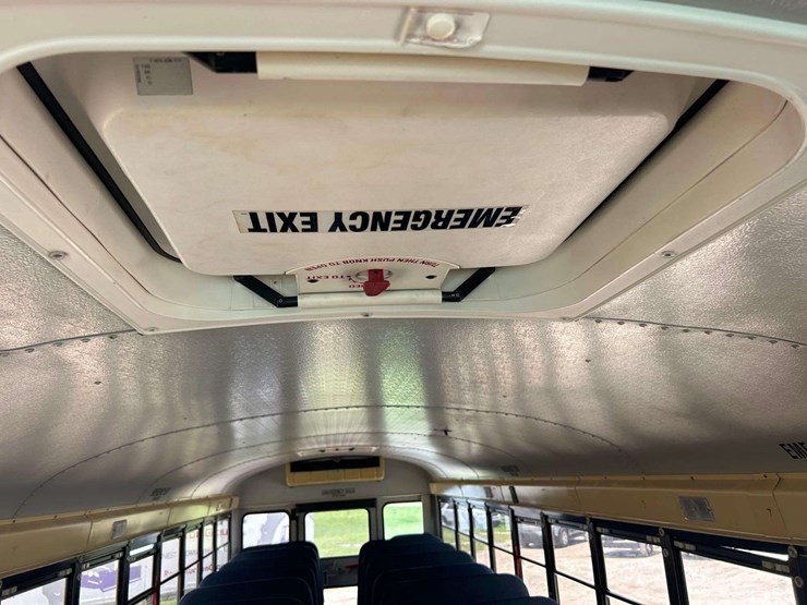 2004-ic-corporation-3000ic-school-bus-image-17