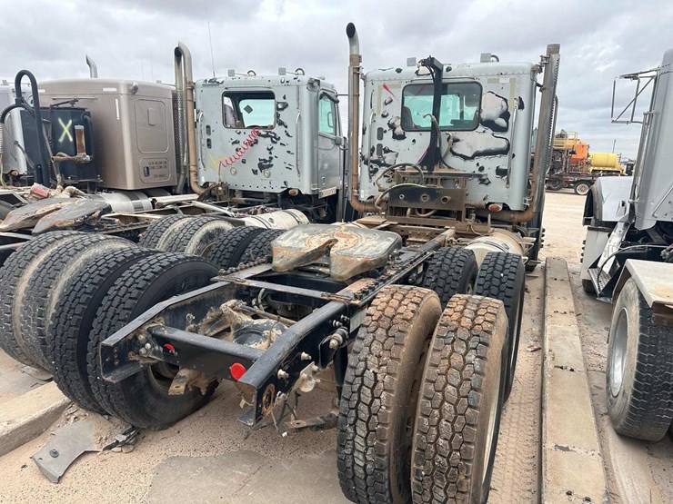 2011-freightliner-cornado-(inoperable)-image-2