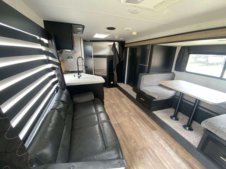 2022-forest-river-cherokee-grey-wolf-26brb-patriotic-edition-32ft.-t/a-travel-trailer-image-9