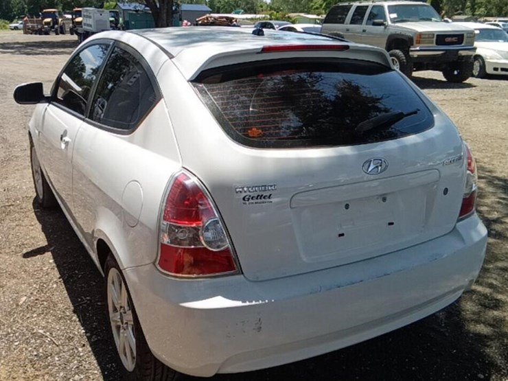 2010-hyundai-accent-runs/moves-gs-image-5