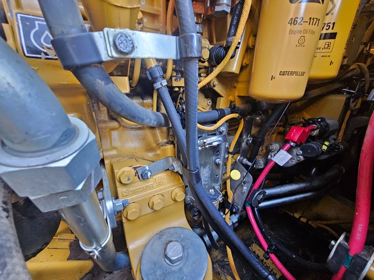2014-caterpillar-953d-image-45