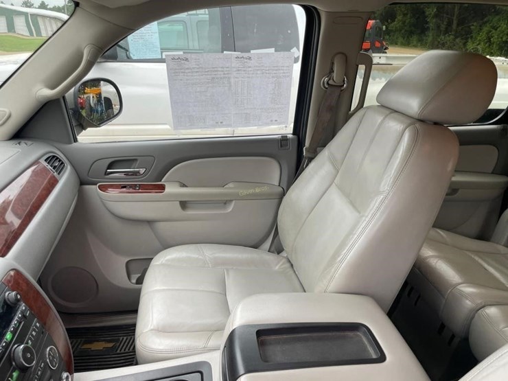 2011-chevrolet-suburban-image-13